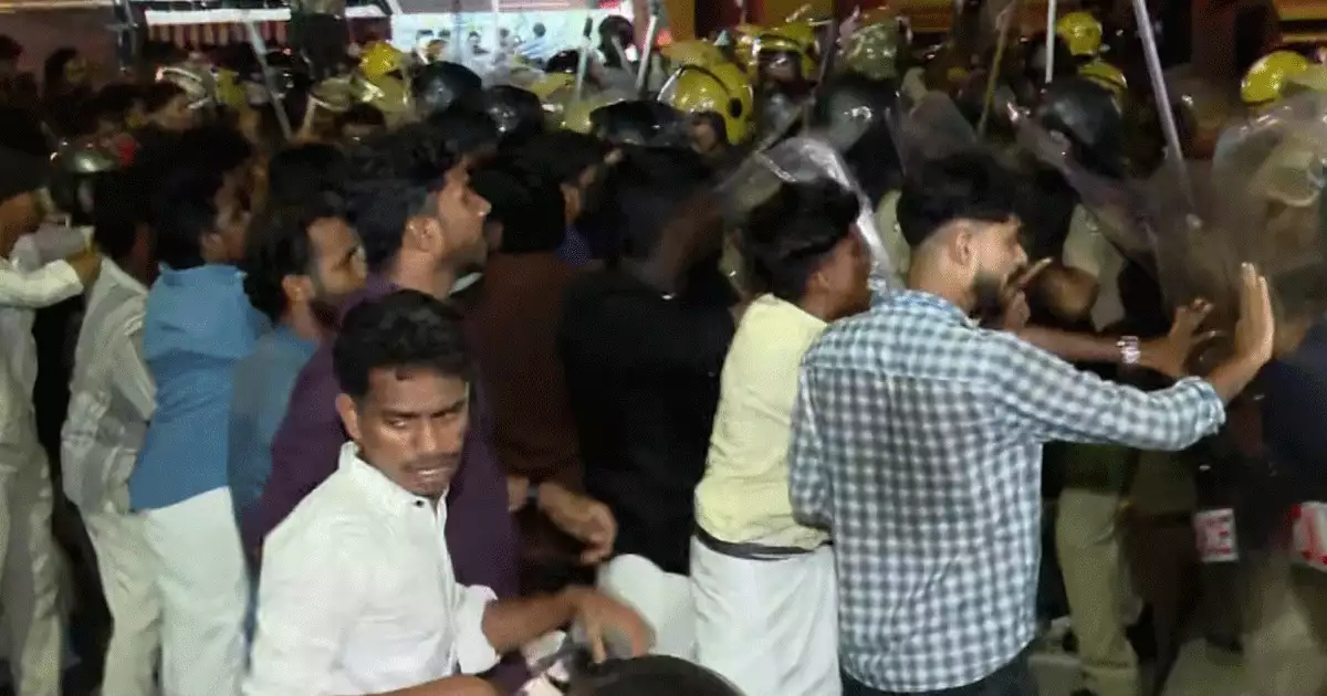 പാളയത്ത് എസ്എഫ്ഐ-കെഎസ്യു പ്രവർത്തകരുടെ തെരുവ് യുദ്ധം; പൊലീസ് ലാത്തി വീശിയിട്ടും പിന്തിരിയാതെ പ്രവർത്തകർ