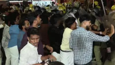 പാളയത്ത് എസ്എഫ്‌ഐ-കെഎസ്‌യു പ്രവർത്തകരുടെ തെരുവ് യുദ്ധം; പൊലീസ് ലാത്തി വീശിയിട്ടും പിന്തിരിയാതെ പ്രവർത്തകർ
