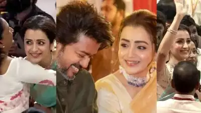 സത്യപ്രതിജ്ഞാ ചടങ്ങിൽ വിജയ്‌ക്കൊപ്പം തന്നെ വേദിയിൽ തിളങ്ങി തൃഷയും, ആലിംഗനം ചെയ്ത് നടന്റെ അമ്മ ശോഭ; വൈറലായി ദൃശ്യങ്ങൾ