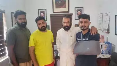 'പോരാട്ടവീഥിയിൽ എസ് എഫ് ഐ സഖാക്കൾ ഒറ്റയ്ക്ക് ആണെന്ന് കരുതുന്ന ആരെങ്കിലും ഉണ്ടോ...?'; കേരള സർവകലാശാല വിദ്യാർത്ഥി സംഘർഷത്തിൽ വി ശിവൻകുട്ടി