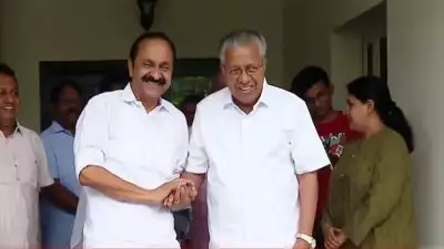 'കേരള മോഡല്‍', കാവല്‍ മുഖ്യമന്ത്രി പിണറായിയുടെ വീട്ടിലെത്തി നിയുക്ത മുഖ്യമന്ത്രി വി ഡി സതീശന്‍; പൂമുഖത്തെത്തി കൈപിടിച്ചു അകത്തേക്ക് സ്വീകരിച്ച് പിണറായി