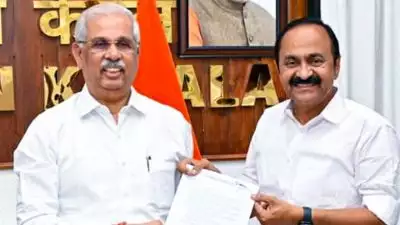 'ചെന്നിത്തലക്ക് ആഭ്യന്തരം, വി ഡി സതീശന് ധനകാര്യം...'; മന്ത്രിമാരുടെ വകുപ്പുകളിൽ മാറ്റങ്ങൾ, പട്ടിക ഗവർണർക്ക് കൈമാറി