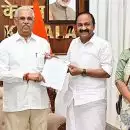 സത്യപ്രതിജ്ഞ വേദിയിൽ മുഖ്യമന്ത്രിയും മന്ത്രിമാരും മാത്രം പാടുള്ളൂ; വേദിയിൽ നിയന്ത്രണം ഏർപ്പെടുത്തി ലോക്ഭവന്റെ നിർദേശം