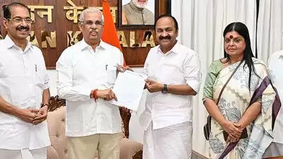 സത്യപ്രതിജ്ഞ വേദിയിൽ മുഖ്യമന്ത്രിയും മന്ത്രിമാരും മാത്രം പാടുള്ളൂ; വേദിയിൽ നിയന്ത്രണം ഏർപ്പെടുത്തി ലോക്ഭവന്റെ നിർദേശം
