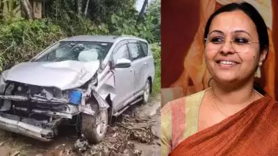 മുൻ മന്ത്രി വീണാ ജോർജും കുടുംബവും സഞ്ചരിച്ചിരുന്ന വാഹനം അപകടത്തിൽപ്പെട്ടു