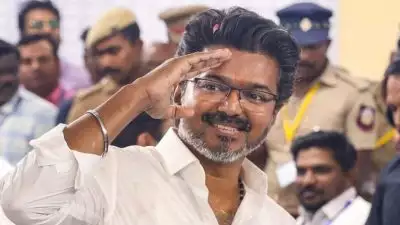 'വാ​ഗ്ദാനങ്ങൾ നൽകി വഞ്ചിക്കില്ല, പറഞ്ഞ കാര്യങ്ങൾ എല്ലാം നടപ്പാക്കും'; പുതിയ യു​ഗം ഇവിടെ തുടങ്ങുന്നുവെന്ന് മുഖ്യമന്ത്രി വിജയ്