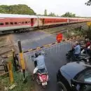 റെയിൽവേ ഗേറ്റ് അടയ്ക്കുന്നതിനിടെ വാഹനം ഓടിച്ചു കയറ്റുന്നവർക്ക് ഇനി എട്ടിന്റെ പണി
