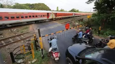 റെയിൽവേ ഗേറ്റ് അടയ്ക്കുന്നതിനിടെ വാഹനം ഓടിച്ചു കയറ്റുന്നവർക്ക് ഇനി എട്ടിന്റെ പണി