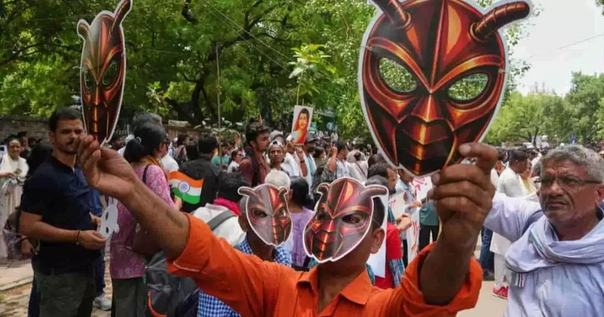 കോക്രോച്ച് ജനത പാർട്ടിയുടെ പ്രതിഷേധത്തിൽ പങ്കെടുത്ത അധ്യാപികയ്ക്ക് സസ്പെൻഷൻ
