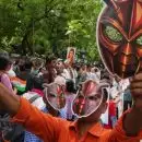 കോക്രോച്ച് ജനത പാർട്ടിയുടെ പ്രതിഷേധത്തിൽ പങ്കെടുത്ത അധ്യാപികയ്ക്ക് സസ്പെൻഷൻ