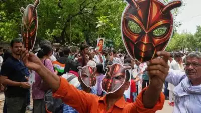 കോക്രോച്ച് ജനത പാർട്ടിയുടെ പ്രതിഷേധത്തിൽ പങ്കെടുത്ത അധ്യാപികയ്ക്ക് സസ്പെൻഷൻ