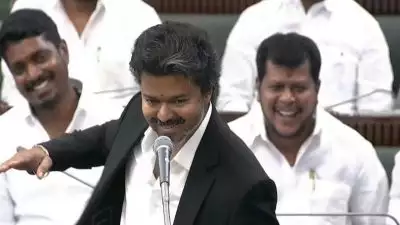 'ആരുടെയും ഔദാര്യത്തിലല്ല, ടിവികെ സർക്കാർ രൂപീകരിച്ചത് ജനങ്ങളുടെ അനുമതിയോടെ'; എം കെ സ്റ്റാലിനെയും ഉദയനിധി സ്റ്റാലിനെയും കടന്നാക്രമിച്ച് വിജയുടെ തീപ്പൊരി പ്രസംഗം