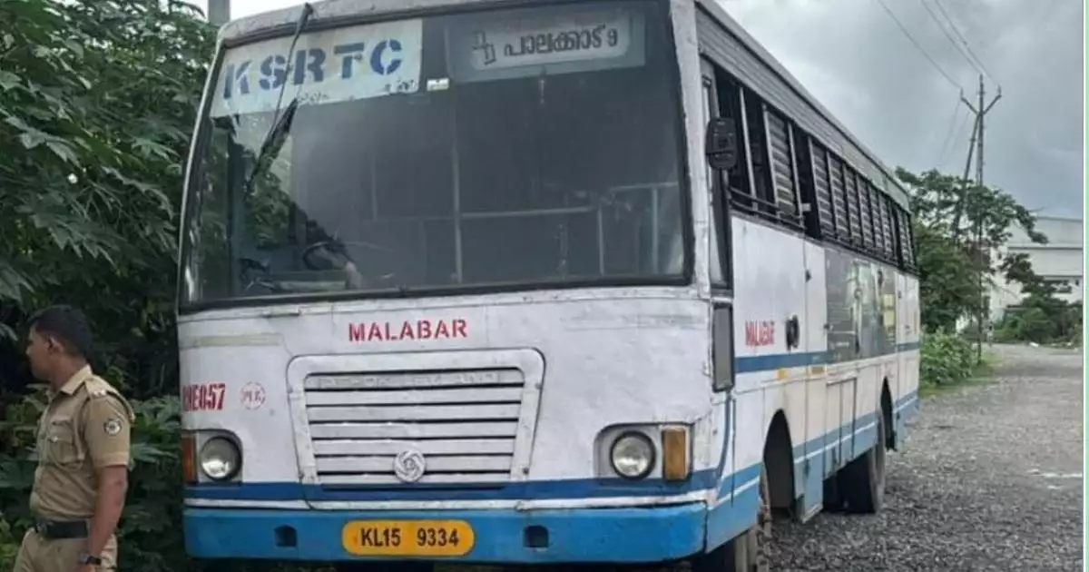 പാലക്കാട് ഡിപ്പോയിൽ നിന്ന് കെഎസ്ആർടിസി ബസ് മോഷ്ടിച്ച് ടൗണിൽ കറങ്ങി; ജീവനക്കാര് പിന്തുടര്ന്നതോടെ ബസ് ഉപേക്ഷിച്ച് രക്ഷപെട്ടു; പലയിടത്തും വാഹനമിടിച്ചു