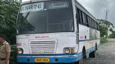 പാലക്കാട് ഡിപ്പോയിൽ നിന്ന് കെഎസ്ആർടിസി ബസ് മോഷ്ടിച്ച് ടൗണിൽ കറങ്ങി; ജീവനക്കാര്‍ പിന്തുടര്‍ന്നതോടെ ബസ് ഉപേക്ഷിച്ച് രക്ഷപെട്ടു; പലയിടത്തും വാഹനമിടിച്ചു