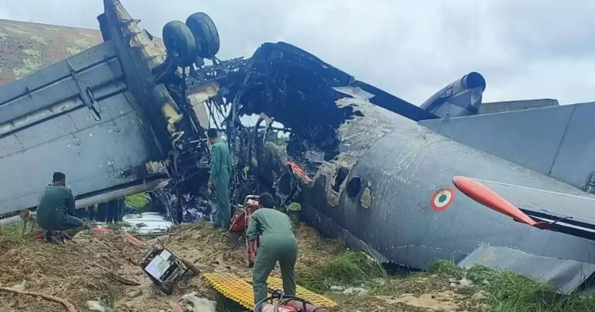ലാൻഡ് ചെയ്തതിന് പിന്നാലെ തീപിടിച്ചു; അസമിൽ വ്യോമസേന വിമാനം തകർന്നു വീണു