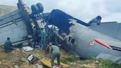 ലാൻഡ് ചെയ്തതിന് പിന്നാലെ തീപിടിച്ചു; അസമിൽ വ്യോമസേന വിമാനം തകർന്നു വീണു