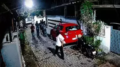 കൊച്ചിയിൽ കമന്റടിച്ചത് ചോദ്യം ചെയ്ത പെൺകുട്ടികൾക്ക് നേരെ ആക്രമണം, നിലത്തിട്ട് നെഞ്ചിൽ ചവിട്ടി, ക്രൂരമായി മർദിച്ചു; സിസിടിവി ദൃശ്യങ്ങൾ പുറത്ത്