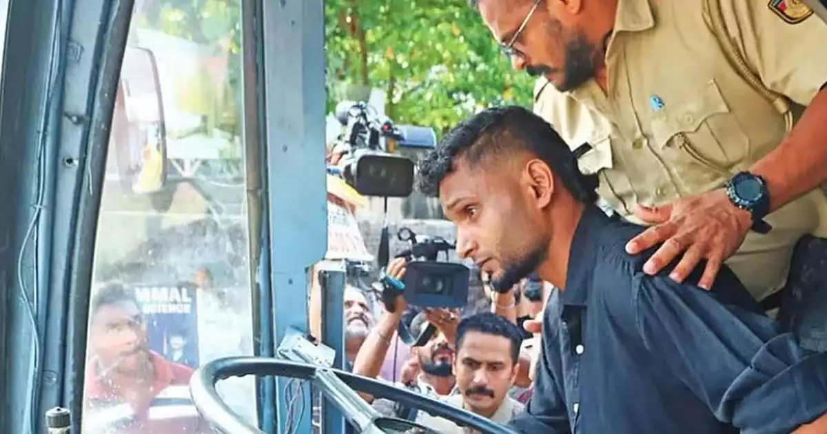 'ഉത്തരവാദിത്വമില്ലാതെ ബസ് വഴിയോരത്ത് നിർത്തിയിടാമോ? ഓടിക്കാനുള്ള ആഗ്രഹംകൊണ്ട് ബസ് മുന്നോട്ടെടുത്തു'; പാലക്കാട് കെഎസ്ആർടിസി ബസ് കടത്തിക്കൊണ്ടുപോയ യുവാവ് പിടിയിൽ