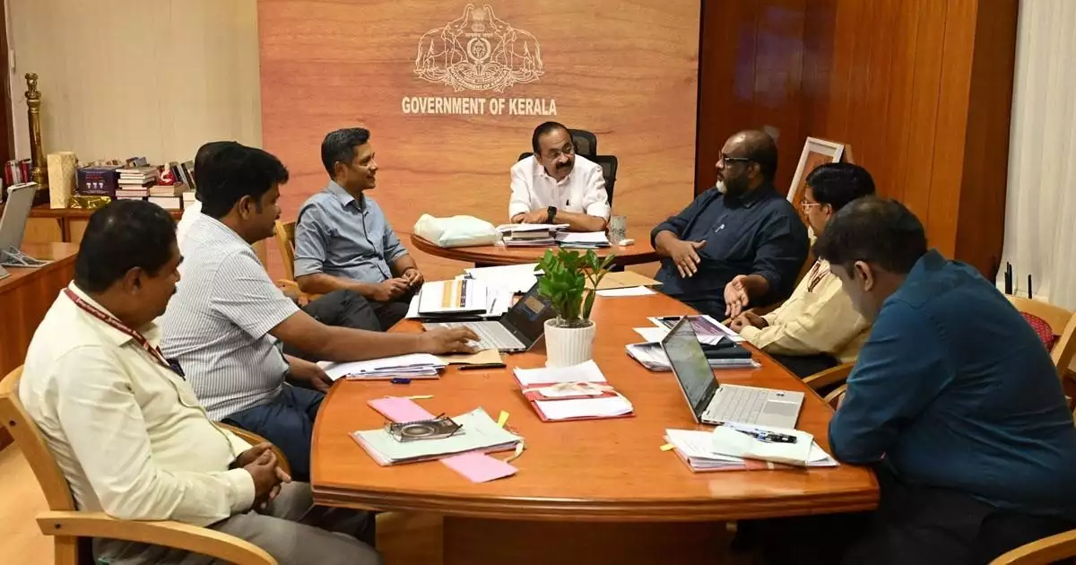 കെഎസ്ആർടിസിയിലെ സ്ത്രീകളുടെ സൗജന്യ യാത്ര; ഗുണഫലം ലഭ്യമാകുക ട്രാന്സ്ജന്ഡര് സമൂഹത്തിനും, നടപടിക്രമങ്ങള് അടിയന്തരമായി പൂർത്തിയാക്കാൻ നിർദേശം നൽകിയെന്ന് മുഖ്യമന്ത്രി