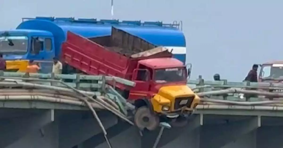തേവര പാലത്തില് ലോറി നിയന്ത്രണം വിട്ട് അപകടം; പാലത്തിന്റെ കൈവരി തകര്ത്ത് തൂങ്ങിക്കിടന്ന് ലോറി; ഉയർത്താനുള്ള ശ്രമങ്ങള് തുടരുന്നു