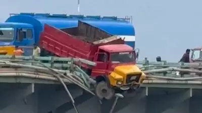തേവര പാലത്തില്‍ ലോറി നിയന്ത്രണം വിട്ട് അപകടം; പാലത്തിന്റെ കൈവരി തകര്‍ത്ത് തൂങ്ങിക്കിടന്ന് ലോറി; ഉയർത്താനുള്ള ശ്രമങ്ങള്‍ തുടരുന്നു