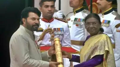 പത്മഭൂഷൺ നിറവിൽ മമ്മൂട്ടി; രാഷ്ട്രപതിയിൽനിന്ന് ബഹുമതി ഏറ്റുവാങ്ങി