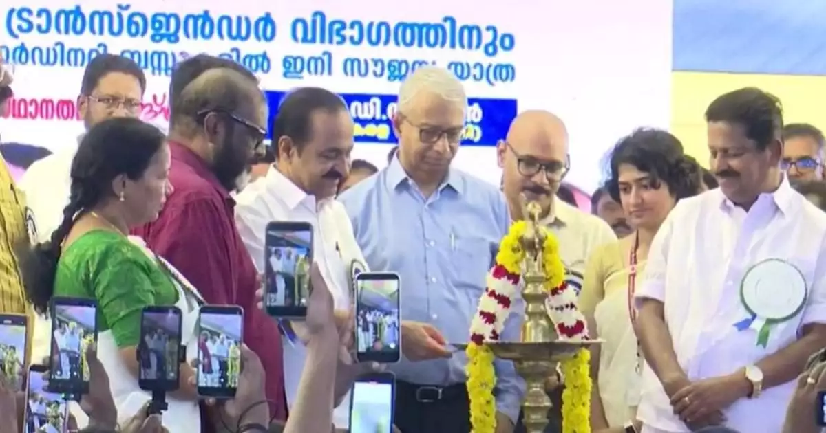 കെഎസ്ആർടിസി ഓർഡിനറി ബസുകളിൽ സൗജന്യ യാത്രയ്ക്ക് തുടക്കമായി; സർക്കാർ നൽകുന്ന ആദരവെന്ന് മുഖ്യമന്ത്രി