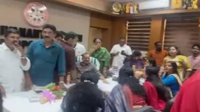മേയർ രാജി വെക്കണമെന്ന് ആവശ്യം; തിരുവനന്തപുരം കോർപറേഷൻ ഓഫീസിൽ എൽഡിഎഫ് ബിജെപി അംഗങ്ങൾ തമ്മിൽ ഏറ്റുമുട്ടി, കൗൺസിലർമാർക്ക് പരിക്ക്