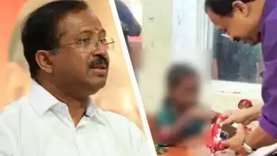 ട്രൈബൽ റസിഡൻഷ്യൽ സ്‌കൂളിൽ പ്രവേശനോത്സവത്തിനിടെ കുട്ടികൾക്ക് മിഠായി ഡസ്കിലിട്ട് കൊടുത്ത് വി മുരളീധരൻ എംഎൽഎ; സമൂഹ മാധ്യമങ്ങളിൽ വിമർശനം