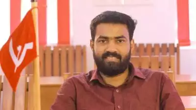 'പൂക്കി സിഎമ്മിന്റെ വാക്കും പഴയ ചാക്കും ഒരു പോലെ'; പെൻഷൻ പ്രായം ഉയർത്തണമെന്ന നിർദ്ദേശം ഇടിത്തീയെന്ന് വി കെ സനോജ്